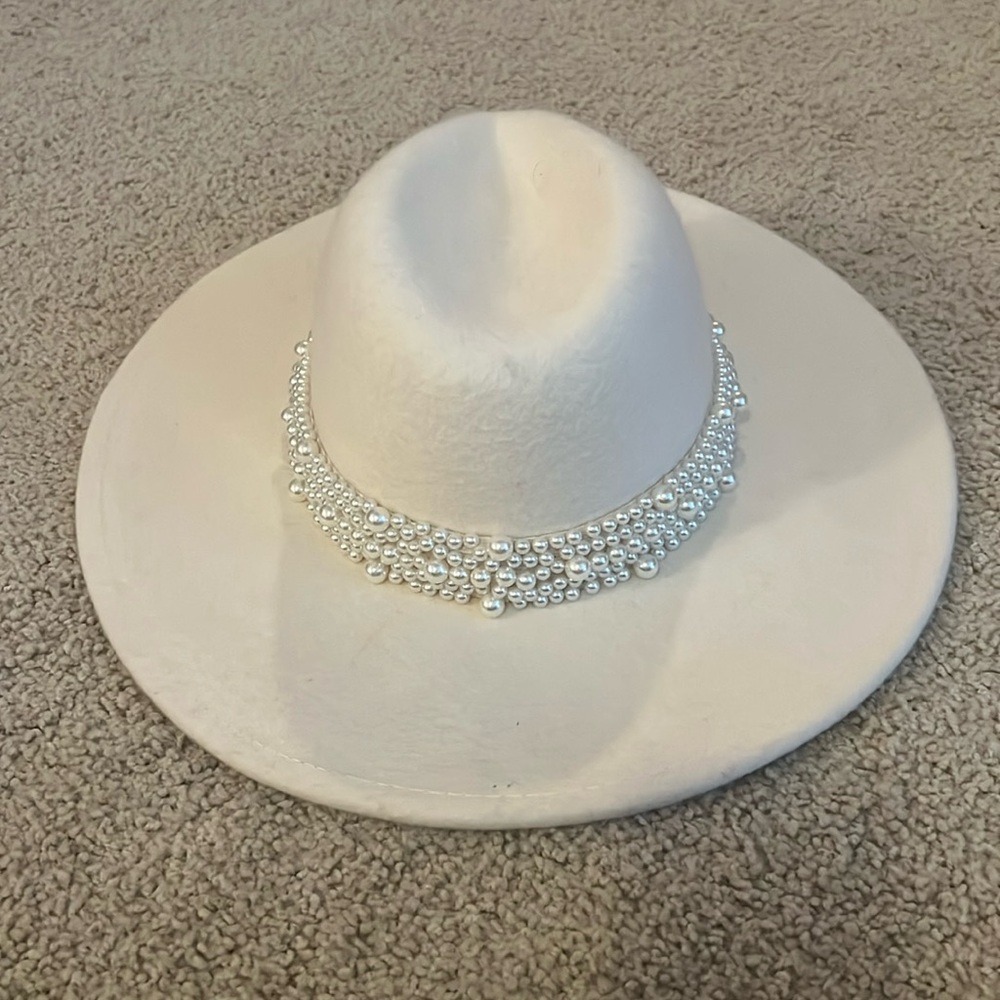 Scoop cream Woof fedora with pearl trim